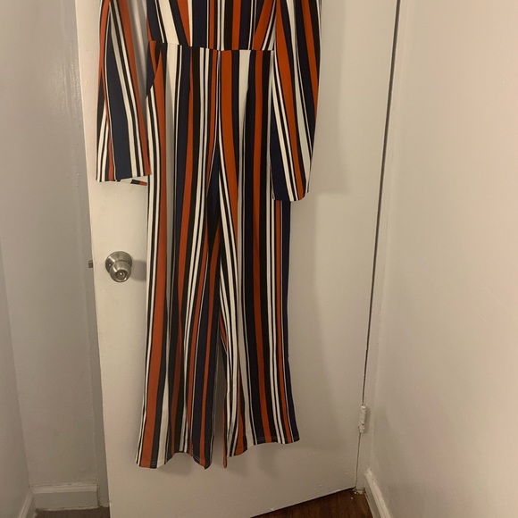 Jumpsuit with cape - Picture 3 of 3